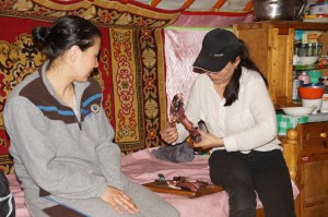 zwei Frauen mit Ziegenbein