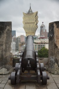 Nicht jeder findet moderne Casinos in alten Kolonialstädten super