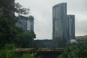 Freiluft-Fitnessstudio auf der Schattenseite des Luxus