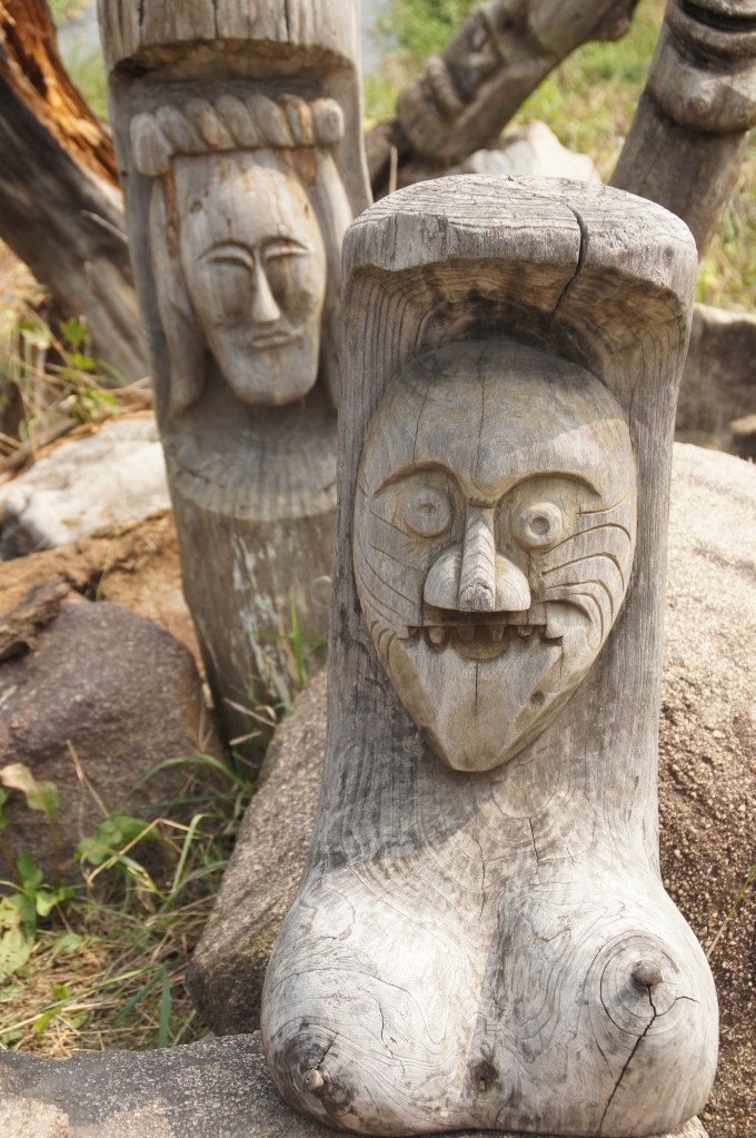 weibliche Schnitzereien