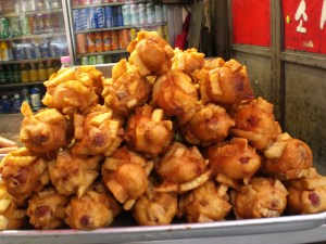Würstchen mit Pommes am Stiel
