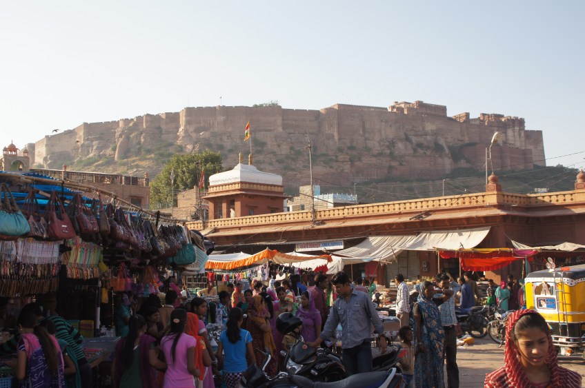 buntes Treiben vor dem Fort