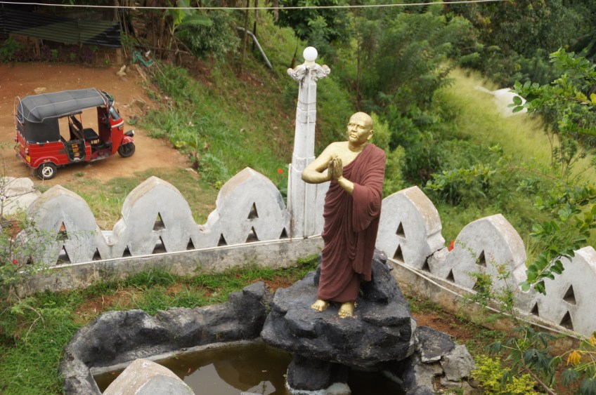 Mönchstatue mit TukTuk